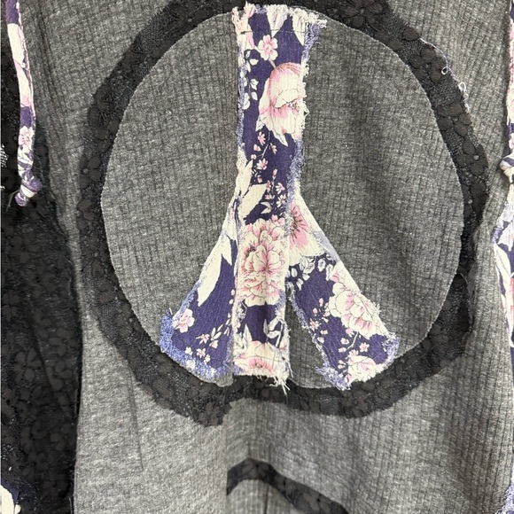 ONLY 1 LEFT!! No RESTOCK. POL Floral Print Peace Sign Lace Hoodie Oversized Top - Picture 9 of 10